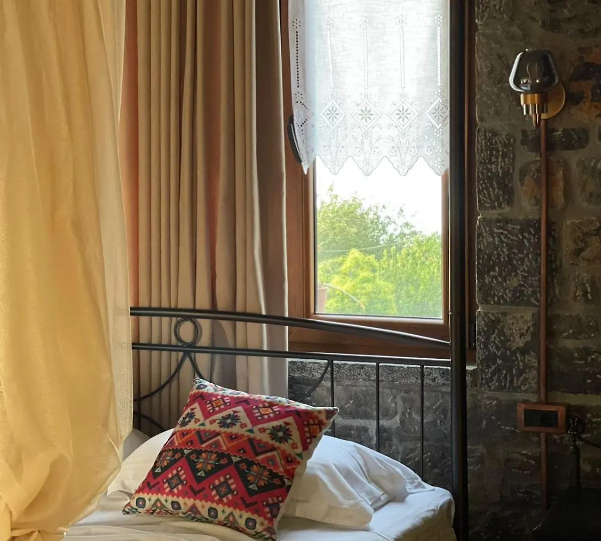 Helga'S Guesthouse Lini