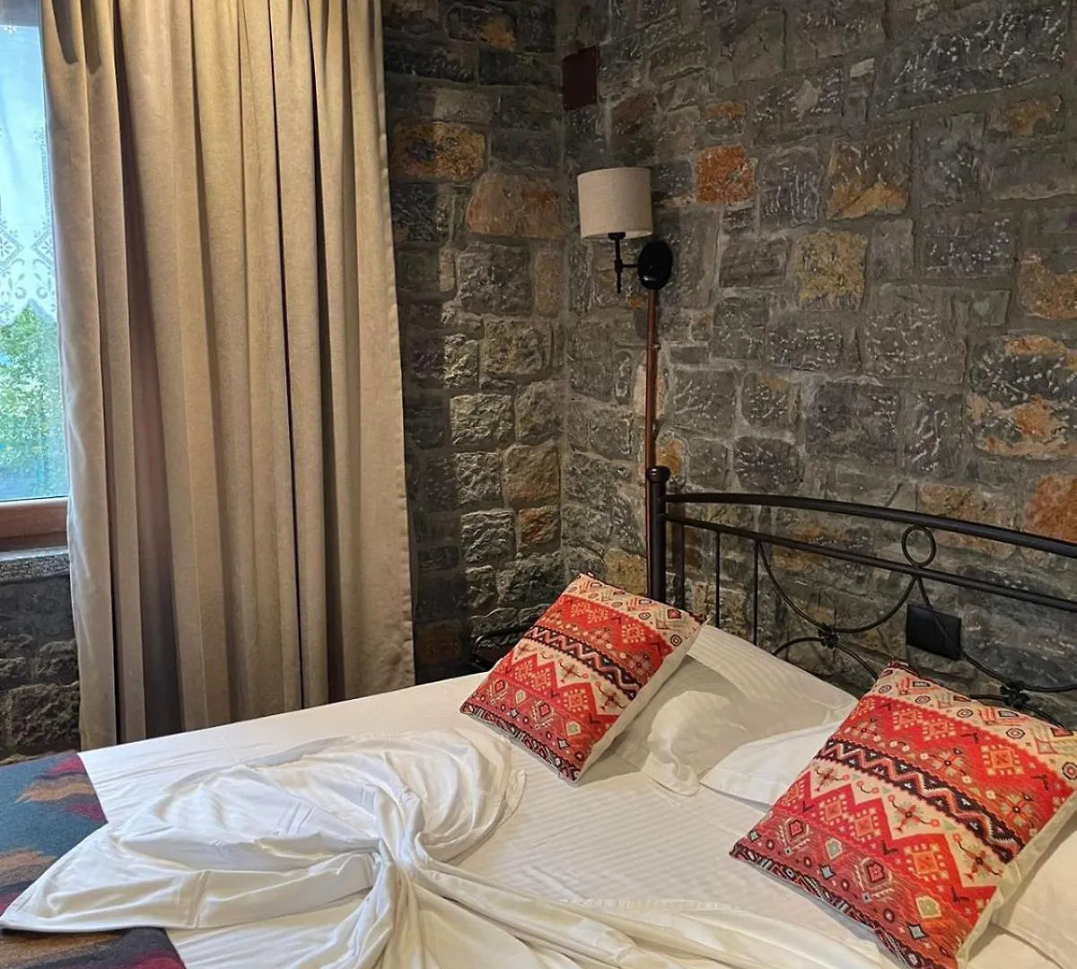 Helga'S Guesthouse Lini Albanië